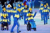 　北京冬季パラリンピックの開会式で、入場行進するウクライナ選手団。拳を突き上げる人もいた＝４日、北京（共同）