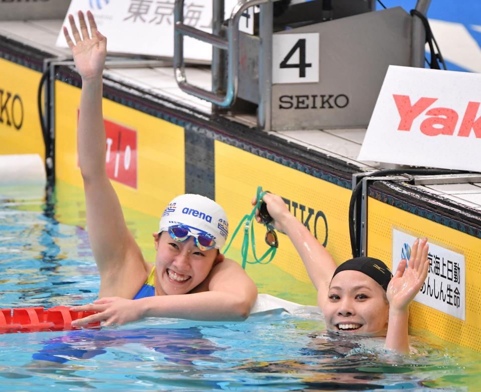 　女子２００ｍバタフライ決勝でともに派遣標準記録を突破し、喜ぶ水口知保（左）と林希菜（撮影・伊藤笙子）