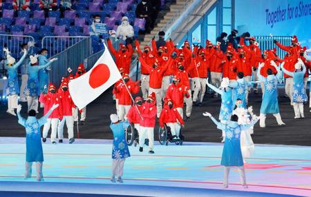 　北京冬季パラリンピックの開会式で、旗手の川除大輝（中央）を先頭に入場行進する日本選手団（共同）