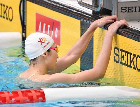 　派遣標準記録を突破できず、うなだれる池江璃花子