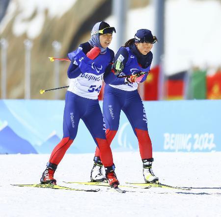 　女子６キロ立位　射撃に臨む出来島桃子（左）と阿部友里香＝張家口（共同）