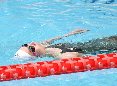 　女子１００ｍバタフライ決勝を制すも派遣標準記録を突破できず、レース後プールに漂う池江璃花子（撮影・伊藤笙子）