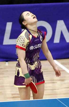 　女子シングルス準々決勝で敗れ、肩を落とす伊藤美誠