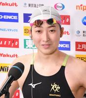 　女子１００ｍバタフライ決勝で派遣標準記録を突破できなかったものの、すがすがしい表情でインタビューを受ける池江璃花子（撮影・伊藤笙子）