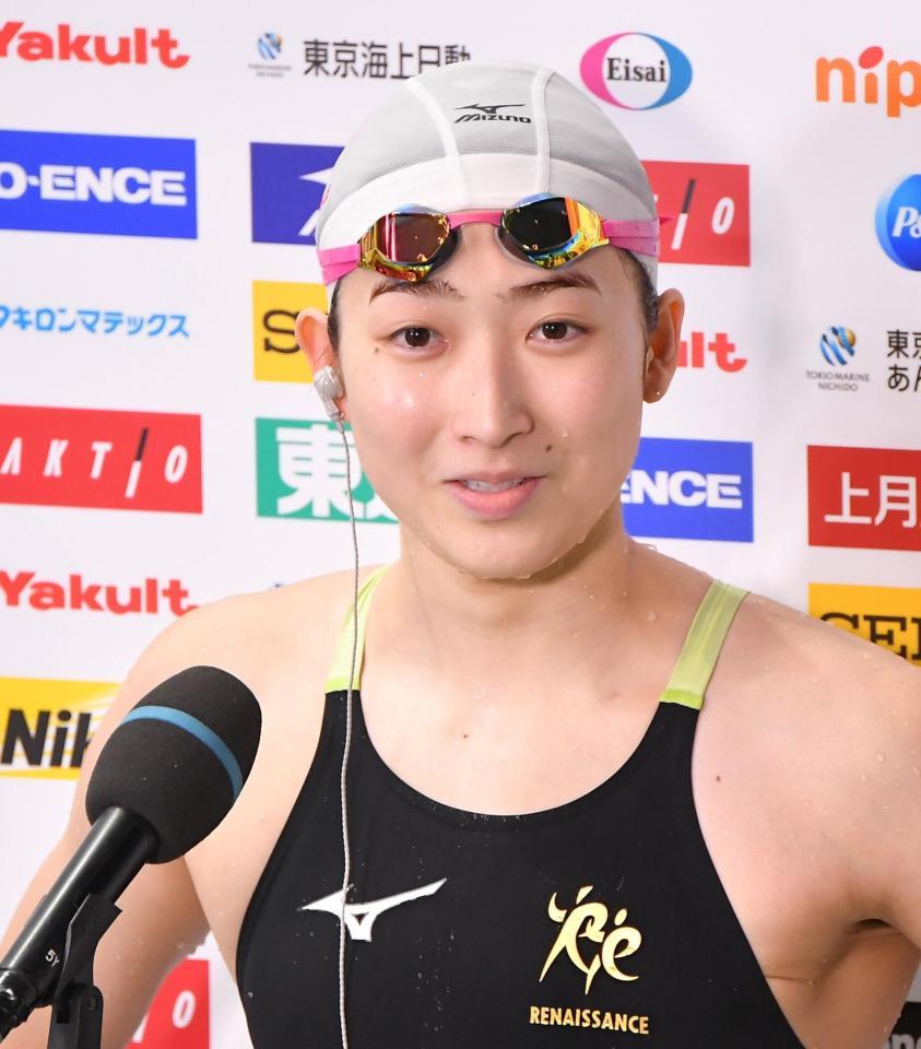 　女子１００ｍバタフライ決勝で派遣標準記録を突破できなかったものの、すがすがしい表情でインタビューを受ける池江璃花子（撮影・伊藤笙子）