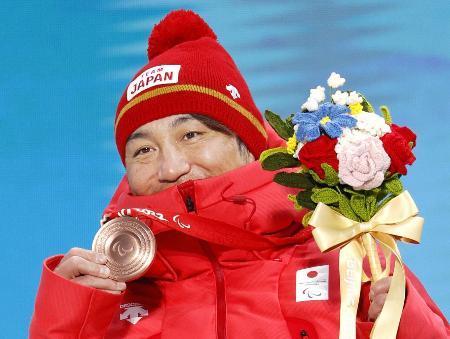 　アルペンスキー男子スーパー大回転座位のメダルセレモニーで、銅メダルを手に笑顔の森井大輝。今大会２個目の銅メダルとなった＝６日、延慶（共同）