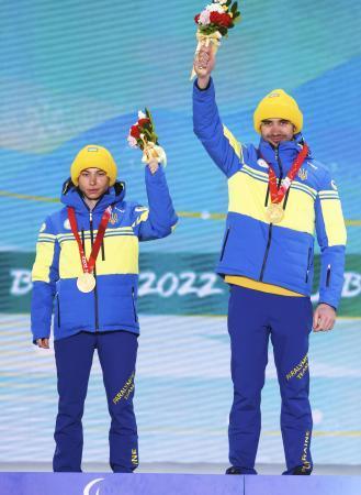 　バイアスロン女子６キロ視覚障害で金メダルを獲得したウクライナのオクサナ・シシコワ（左）とガイド＝６日、張家口（共同）