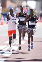 　２８キロ付近を力走するエリウド・キプチョゲ（左）ら（代表撮影）