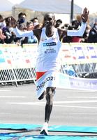 　１位でゴールするキプチョゲ（代表撮影）