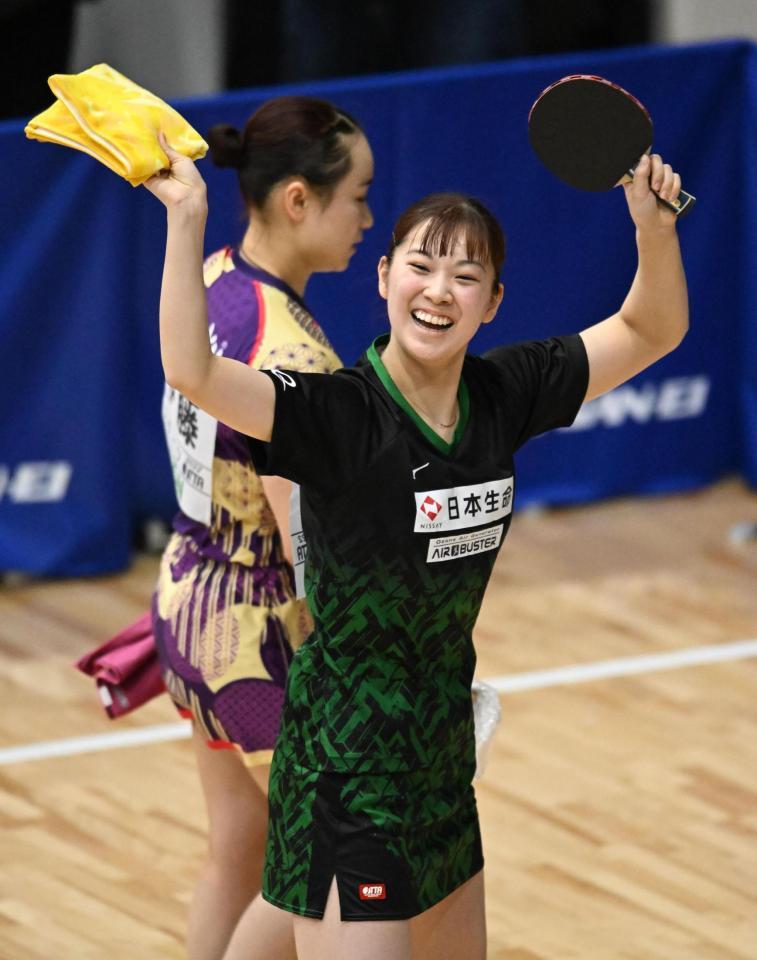 　女子シングルス準々決勝で伊藤美誠（奥）を破り、笑顔を見せる長崎美柚