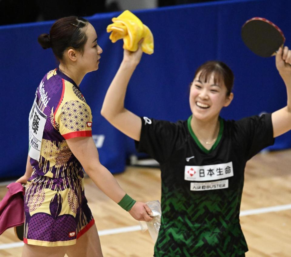 　女子シングルス準々決勝で長崎美柚（右）に敗れた伊藤美誠