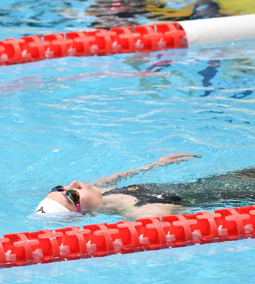 　女子１００ｍバタフライ決勝を制すも派遣標準記録を突破できず、レース後プールに漂う池江璃花子（撮影・伊藤笙子）