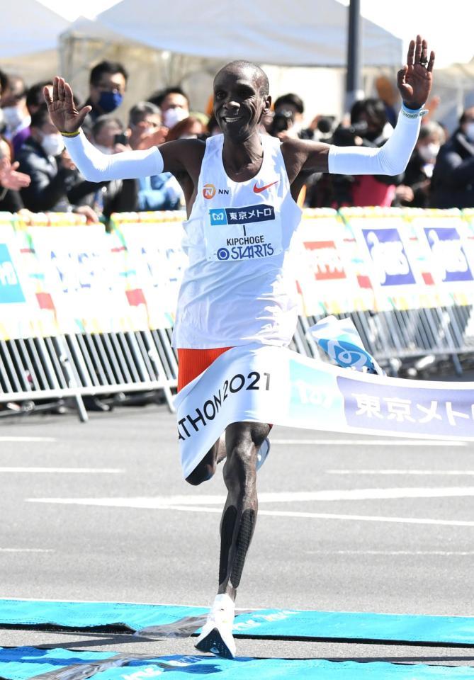 　１位でゴールするキプチョゲ（代表撮影）