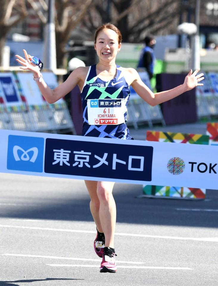 　女子マラソン、日本勢トップの６位でゴールする一山（代表撮影）