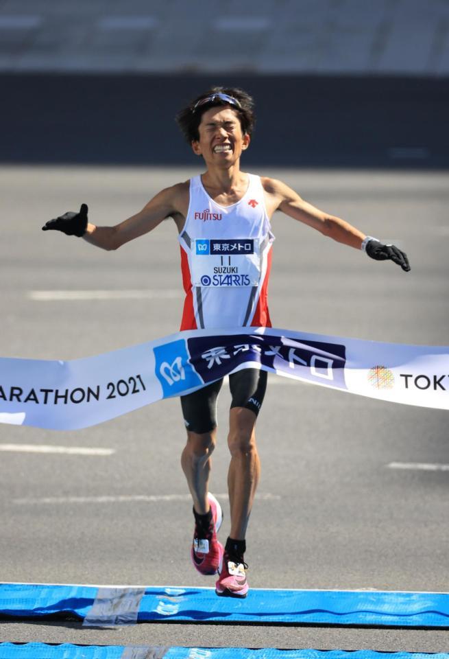　男子マラソン、日本勢トップの４位でゴールする鈴木（代表撮影）