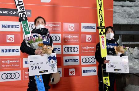 　ジャンプ女子個人第１７戦で優勝した高梨沙羅（左）と３位の伊藤有希＝オスロ（共同）