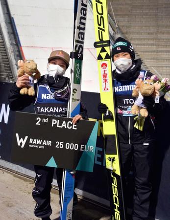 　ジャンプ女子個人第１７戦で優勝した高梨沙羅（左）と３位の伊藤有希＝オスロ（共同）