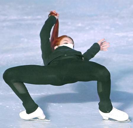 　右手で髪の毛を持ちながらクリムキンイーグルを披露するトルソワ＝２月１９日撮影