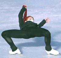 　右手で髪の毛を持ちながらクリムキンイーグルを披露するトルソワ＝２月１９日撮影