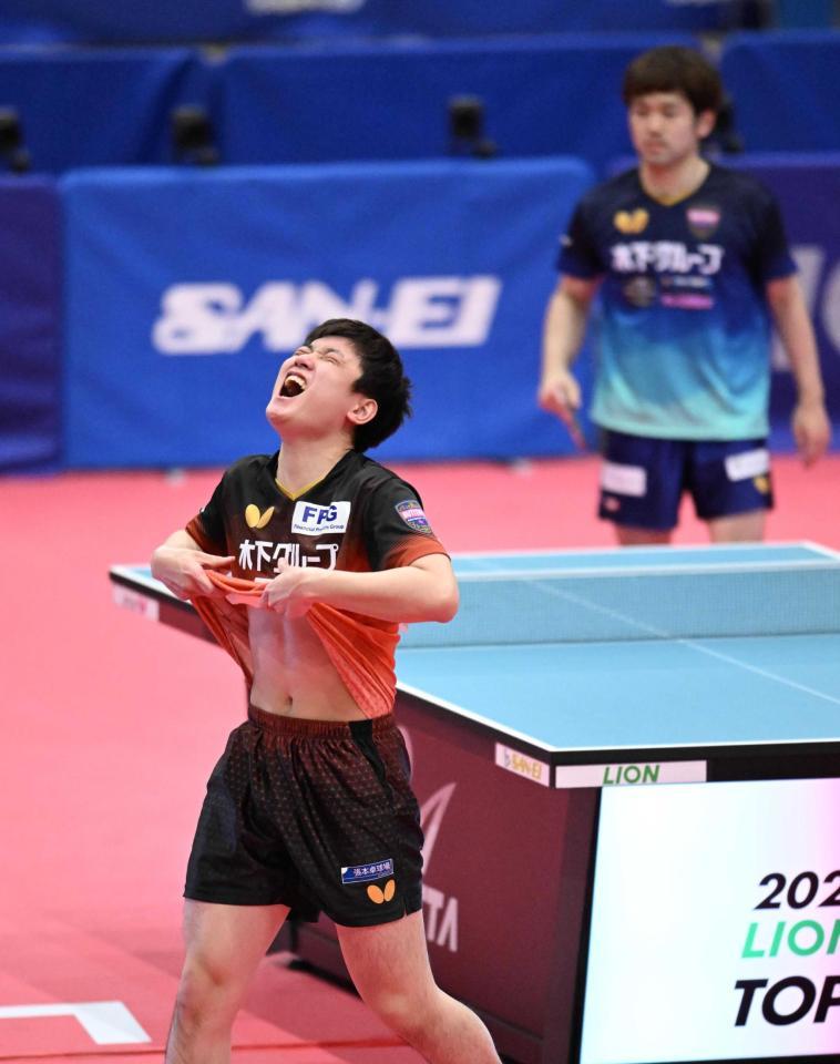 　個人では１年ぶりとなる優勝を決め、喜ぶ張本智和