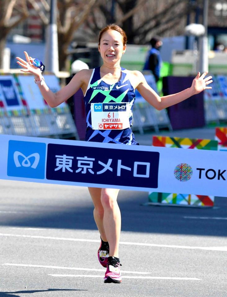 　女子で日本勢最高の６位でゴールする一山麻緒（代表撮影）
