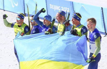 　バイアスロン男子１０キロ視覚障害で表彰台を独占したウクライナ勢。左から３人目は金メダルのビタリー・ルキアネンコ＝８日、張家口（共同）