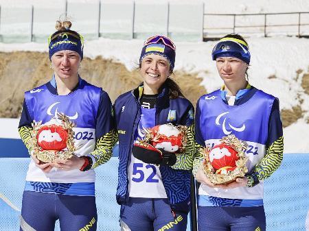 　バイアスロン女子１０キロ立位で表彰台を独占したウクライナ勢。中央は金メダルのイリーナ・ブイ＝８日、張家口（共同）