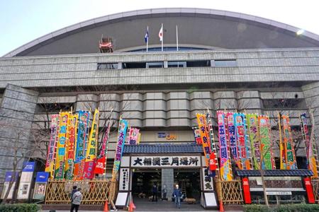 　大相撲春場所が行われるエディオンアリーナ大阪に設置されたのぼり