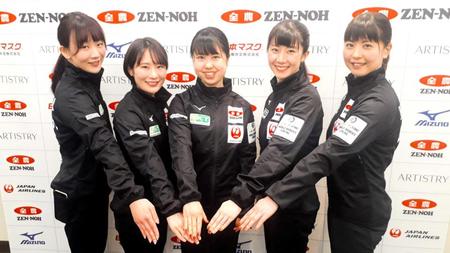 　笑顔で手を合わせるカーリング女子日本代表の中部電力（左から）北沢育恵、中嶋星奈、鈴木みのり、石郷岡葉純、松村千秋　（Ｃ）ＪＣＡ