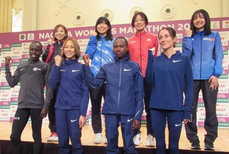 笑顔を見せる（前列左から）サルピーター、安藤友香、チェプンゲティッチ、ダイバー、（後列左から）和久夢来、川内理江、田中華絵、細田あい