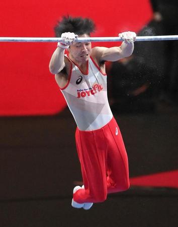 　ブレトシュナイダーを披露して鉄棒をつかむ内村航平（撮影・堀内翔）