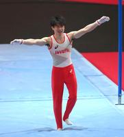 　鉄棒の着地を決めて安心した表情を見せる内村航平（撮影・堀内翔）