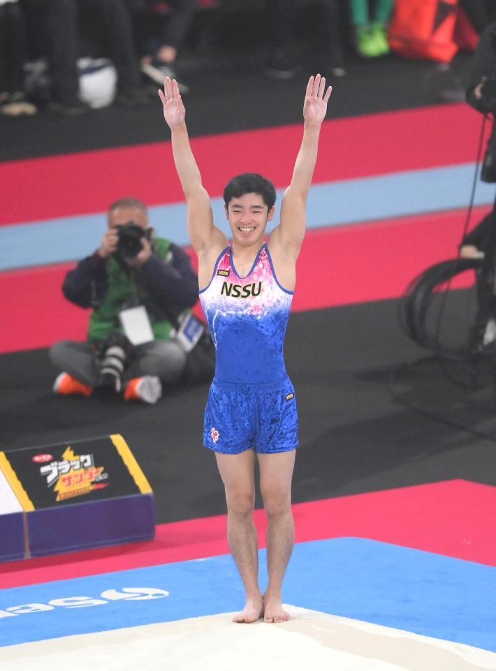 　床の演技中に笑顔を見せる白井健三氏（撮影・堀内翔）