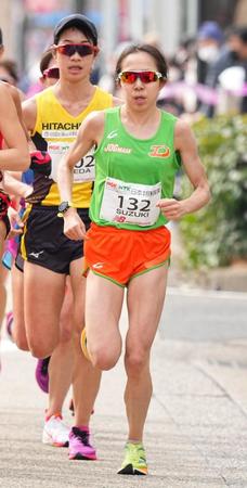 　力走する鈴木優花（手前）