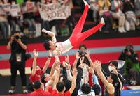 　胴上げをされる内村航平（撮影・堀内翔）