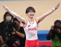 　演技を終えて笑顔を見せる内村航平