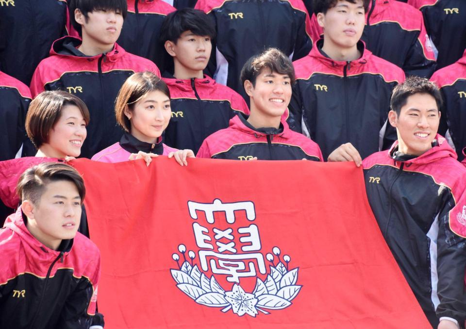 　日大水泳部の入部式に臨んだ女子主将の池江璃花子（左から２人目）ら