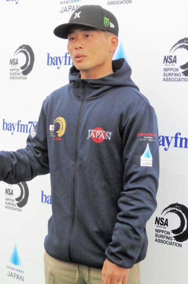 　取材に応じる大原洋人