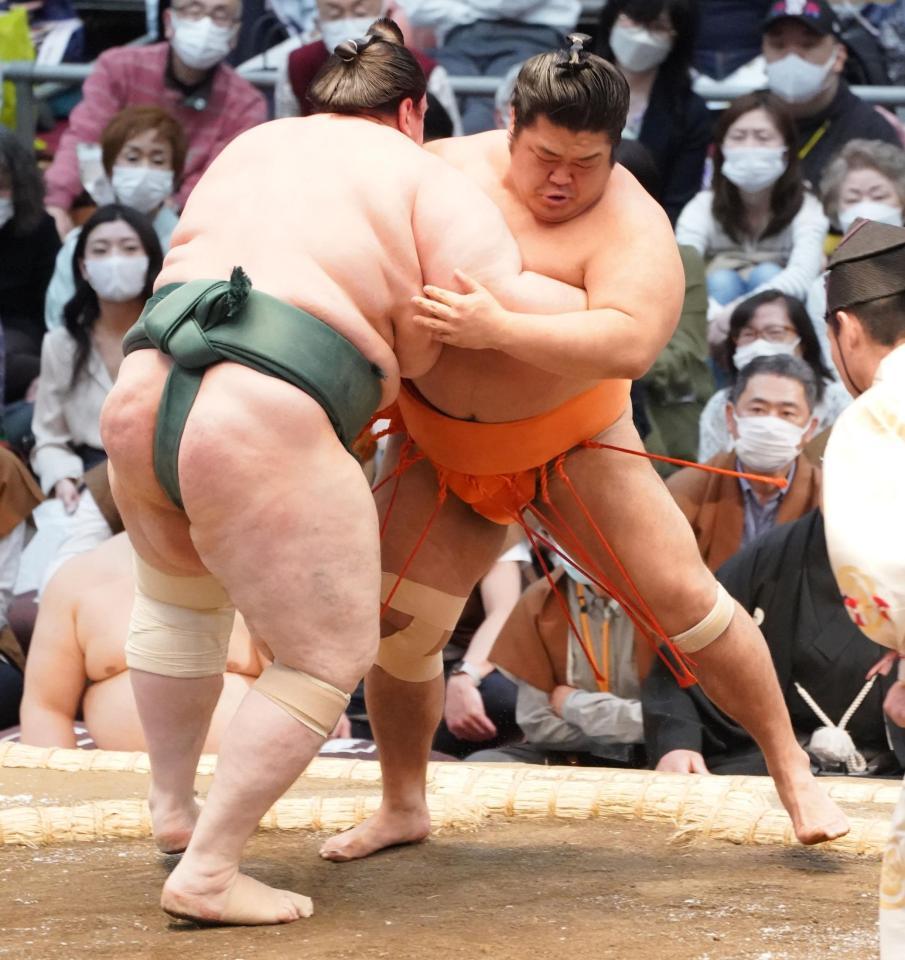 　碧山（左）に寄り切られる志摩ノ海（撮影・吉澤敬太）