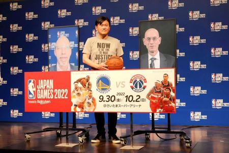 　ＮＢＡの日本開催発表会見に出席した楽天の三木谷社長（中央）