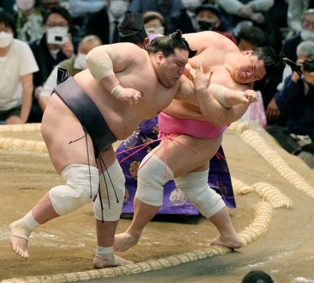 照ノ富士、差し違えで２勝目御嶽海は３連勝、正代３連敗