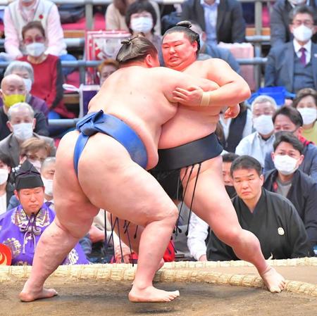 　逸ノ城（左）に寄り切られる正代（撮影・吉澤敬太）