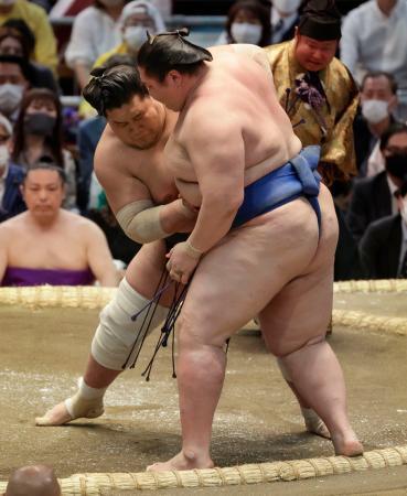 　照ノ富士（左）が逸ノ城を寄り切る＝エディオンアリーナ大阪