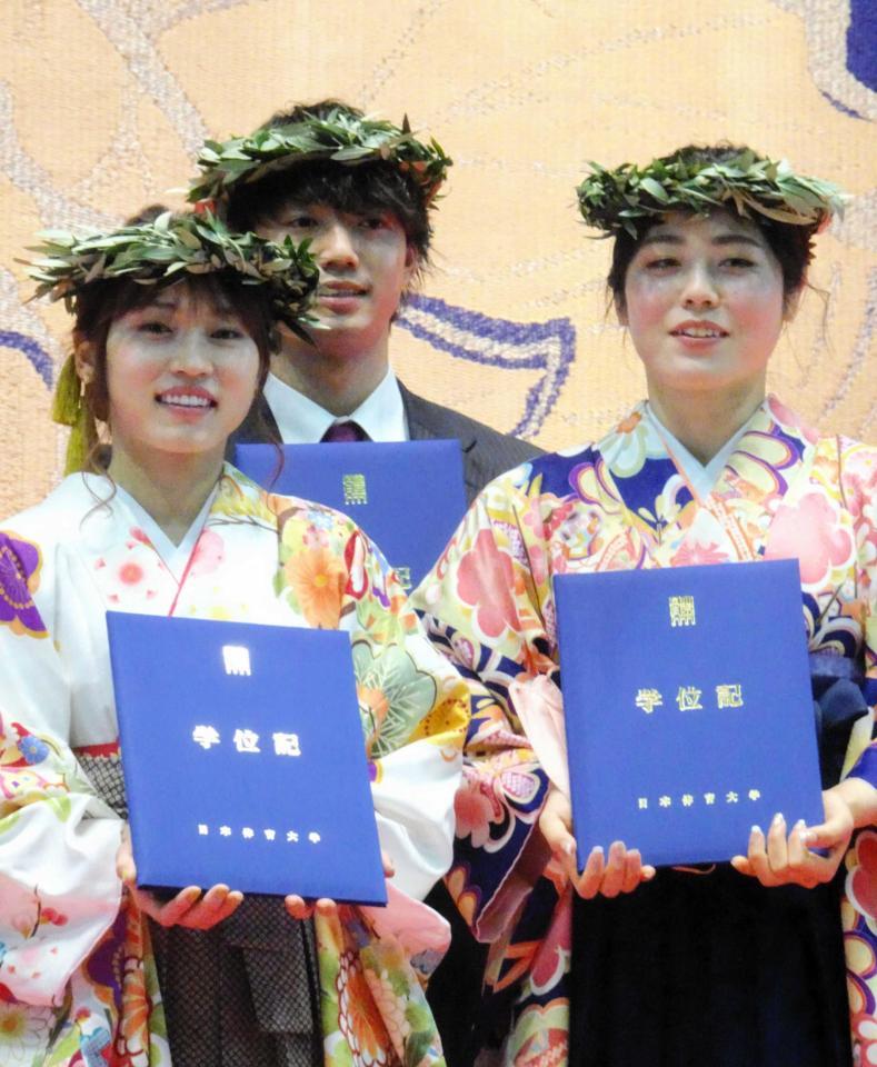　日体大の卒業式に出席したフェンシングの東晟良（左）と森川美和（右）