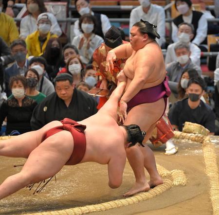 　隆の勝（左）をはたき込みで下す御嶽海（撮影・高部洋祐）