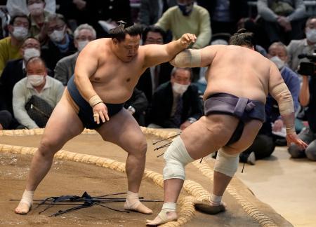 　玉鷲（左）が照ノ富士を押し倒す＝エディオンアリーナ大阪