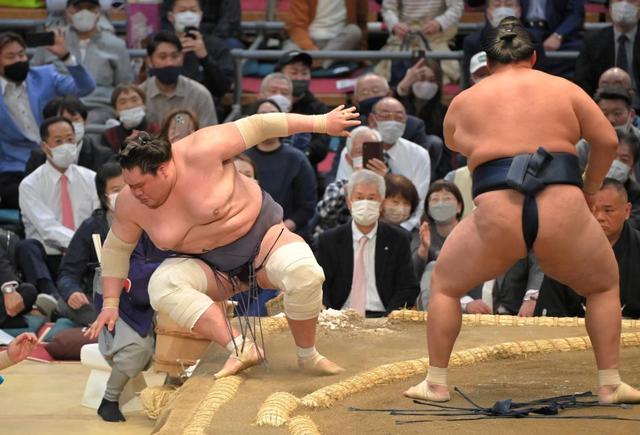 横綱照ノ富士が２敗目　玉鷲に押し倒される　御嶽海にも土　無敗は高安のみ