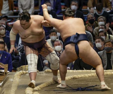 　１７日、玉鷲に押し倒しで敗れる照ノ富士（左）＝エディオンアリーナ大阪