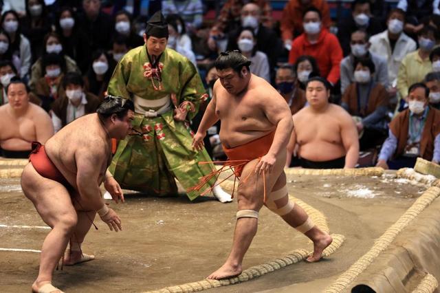 平幕高安が全勝キープ　１敗で御嶽海らが追う　かど番の大関正代は５敗