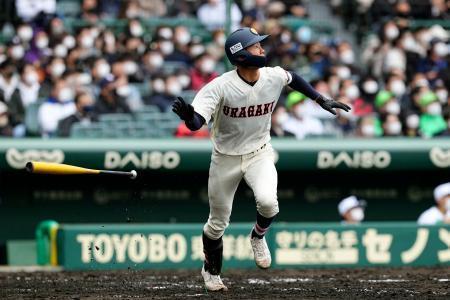 　浦和学院-大分舞鶴　４回裏浦和学院無死三塁、高山が中越えに２点本塁打を放つ＝甲子園